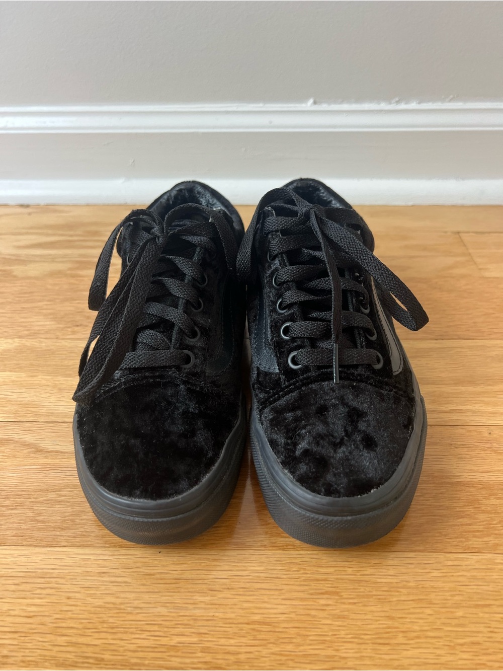NWOT Vans Old Skool Triple Black Crushed Velvet Sneakers in Women's 6 - Picture 4 of 9